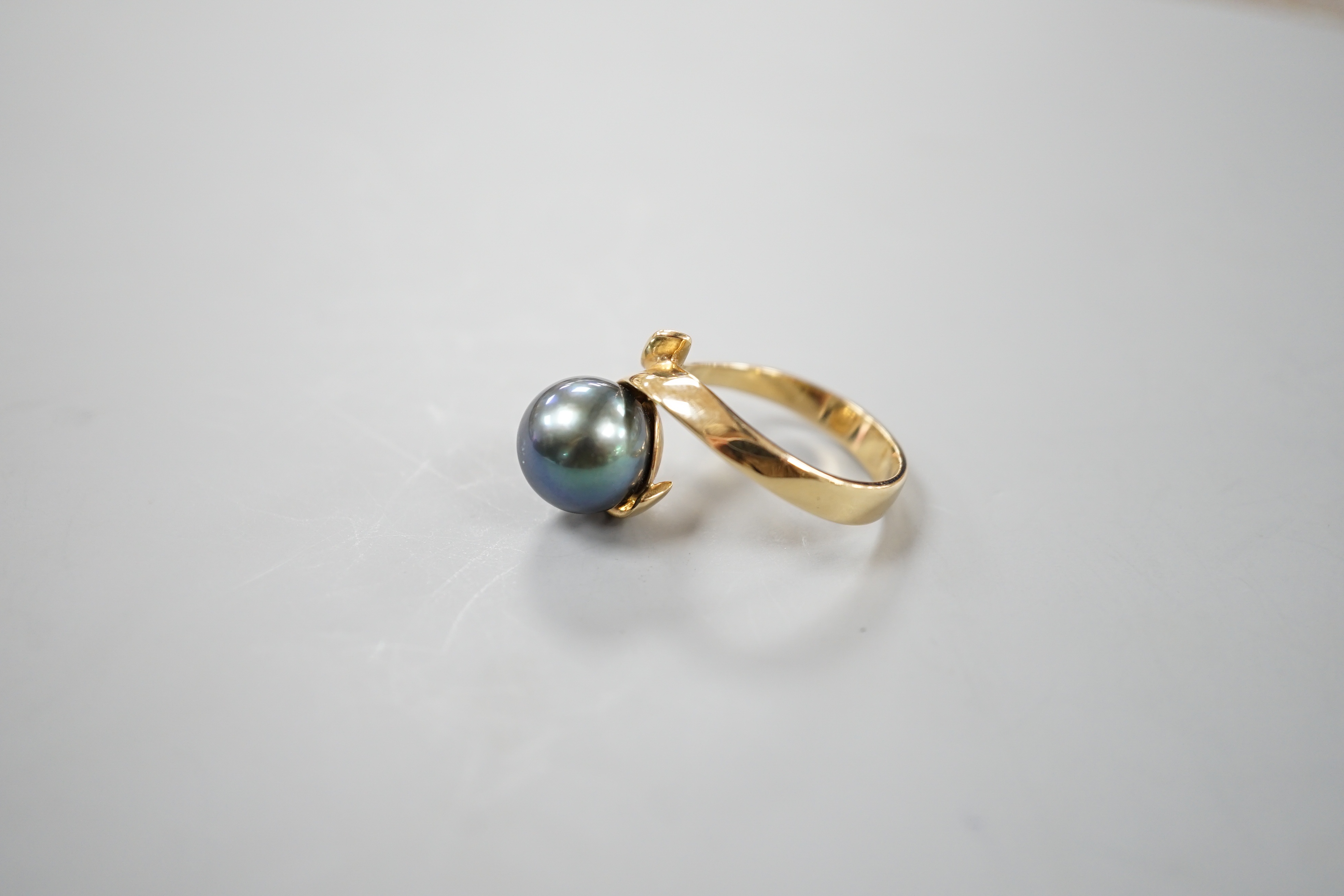 A modern 14k yellow metal and Tahitian pearl set ring, size O/P, gross 6.3 grams.